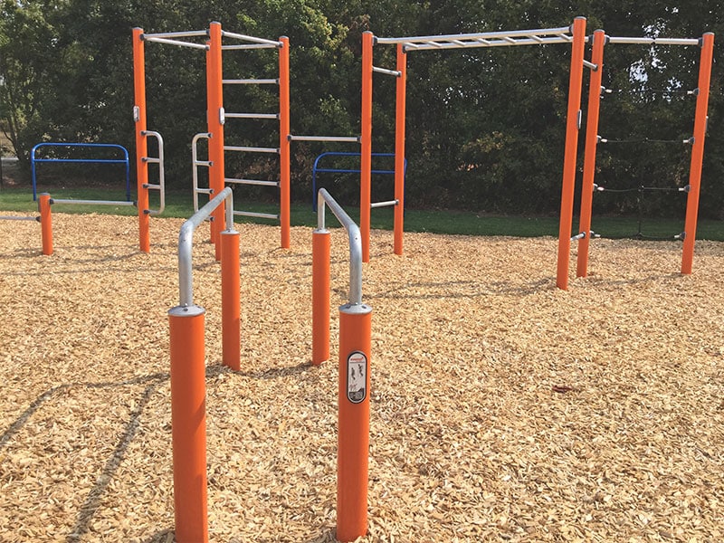 Kinderspielplatz befüllt mit Fallschutz Hackschnitzeln